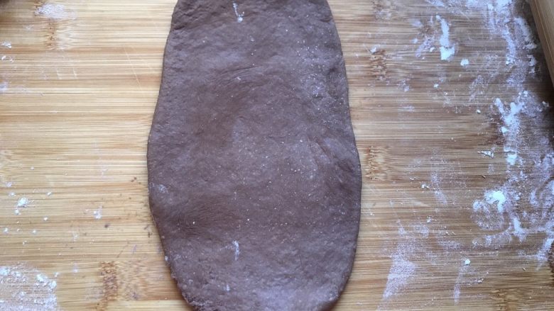 可可软欧包——核桃、豆沙、黑加仑内馅儿,擀成椭圆的形状。