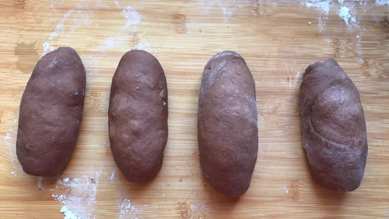 可可软欧包——核桃、豆沙、黑加仑内馅儿,四个都卷好，用手整理一下形状。