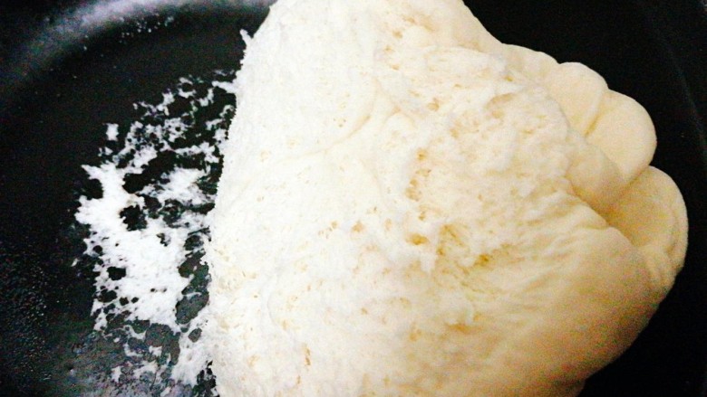 雪宝宝&雪花馒头,发酵好的面团会增大，组织蓬松，