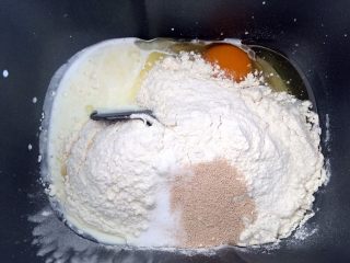 面包甜甜圈,先液体后粉类的顺序放入面包机内桶