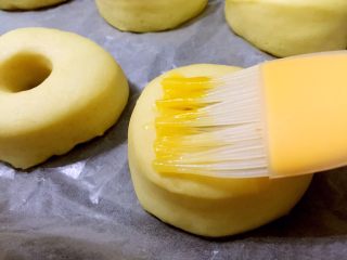 面包甜甜圈,约1小时发酵完成，表面刷蛋液