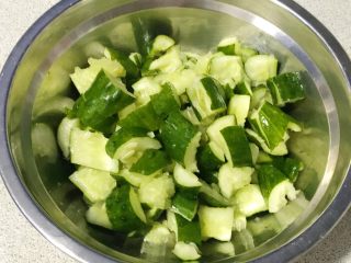 爽口开胃小菜～拍黄瓜,所有黄瓜都如上切好，放入较大容器里。