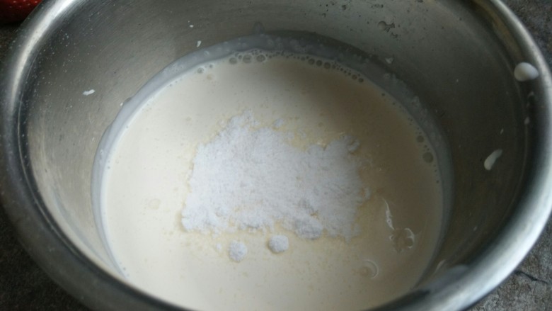 配方超级棒的蛋糕卷,淡奶油要取300克左右，加糖粉打发，必须是冰盆或隔冰水打发