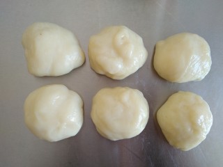 巧克力麻薯软欧,将麻薯均分成6个，盖保鲜膜防干。