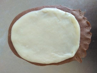 巧克力麻薯软欧,将麻薯擀好放在面团顶上。