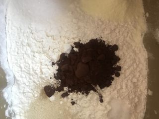 蔓越莓巧克力软欧,将发酵好的液种面团取出，直接放入所有的主面团材料（黄油除外）