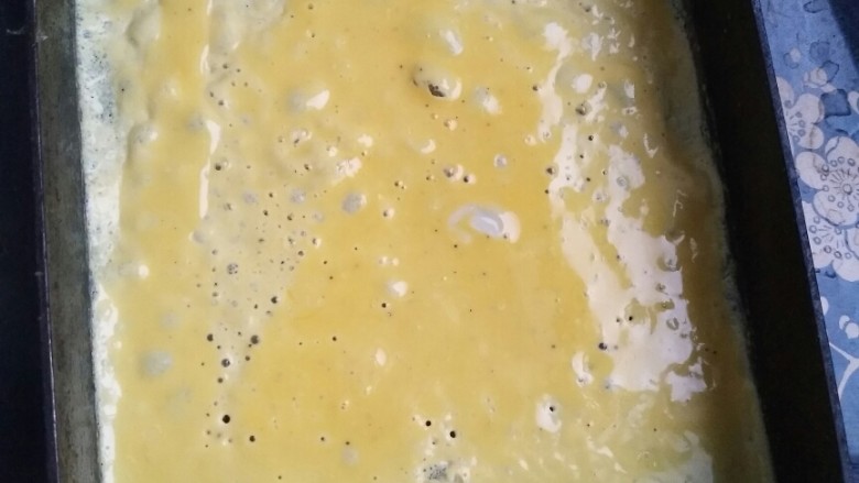 花样吃吐司――早餐三明治,将蛋液放入平底锅中，煎熟。