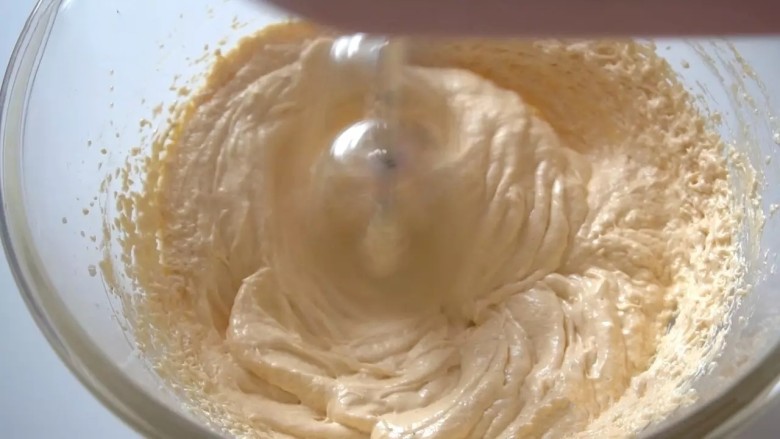 黑糖苹果翻转蛋糕,鸡蛋（常温）分两次加入，每次都等蛋液被完全吸收，再加入下一次，搅打成顺滑的奶油霜（如果出现油水分离，可以一边搅打，一边隔水加热）