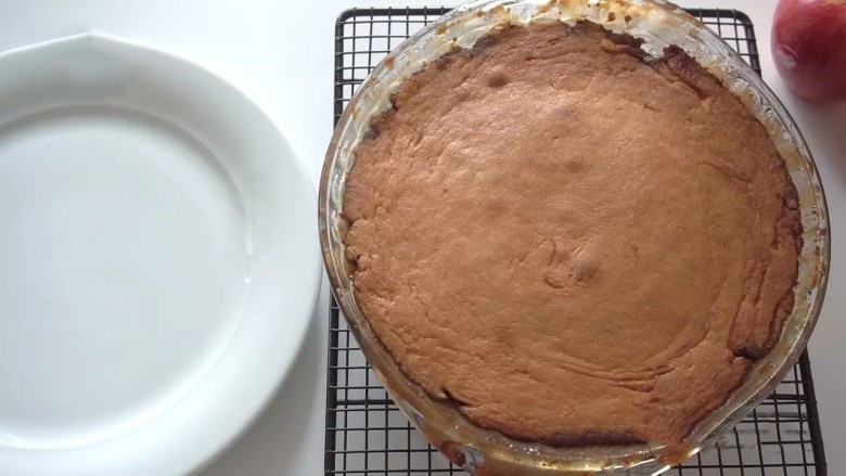 黑糖苹果翻转蛋糕,放入预热175度的烤箱，中下层，烤30分钟