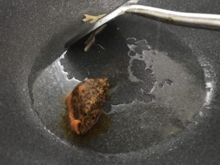 萝卜干炒蚬肉（麻辣风味）,转小火，把火锅料放入炒散。