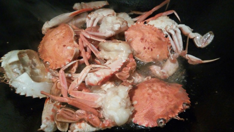 吮指的美味香辣蟹,锅里多放油，油温六成热下螃蟹炸熟，炸好盛盘