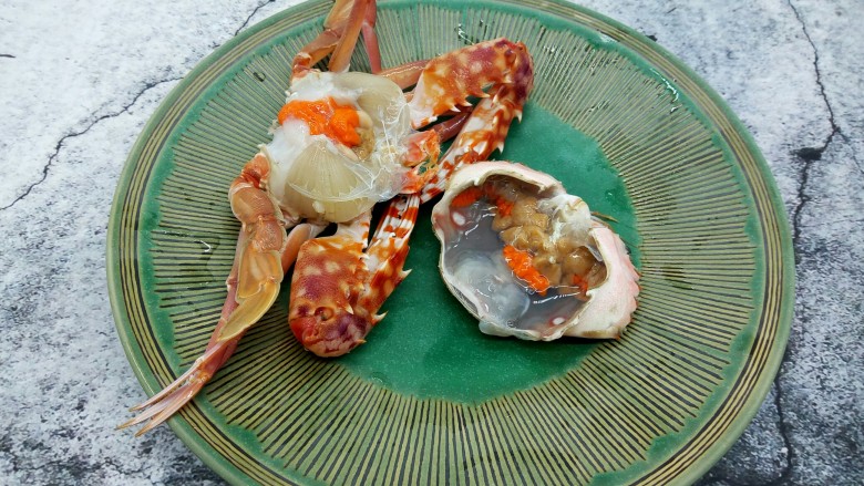 吮指的美味香辣蟹,一手抓螃蟹，一手把螃蟹壳掰下来，螃蟹壳中间的胃给取下来，看看，好多膏