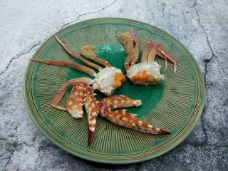 吮指的美味香辣蟹,螃蟹用刀从中间一分为二，蟹脚也切下来（可以根据做菜的需求，切大小块）