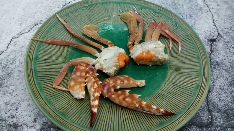 吮指的美味香辣蟹,螃蟹用刀从中间一分为二，蟹脚也切下来（可以根据做菜的需求，切大小块）