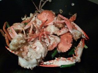 吮指的美味香辣蟹,下炸好的螃蟹翻炒，加料酒3勺去腥