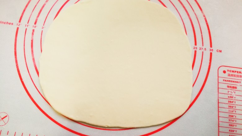 香酥肉饼,取一个面团擀成薄饼，圆形或长方形都可以。