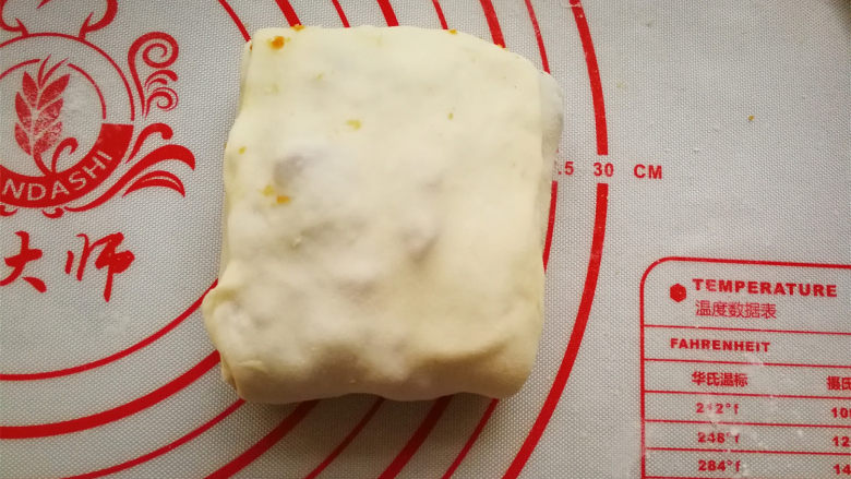 香酥肉饼,叠上最后一片，要是开始的薄饼是擀的圆形的话，边缘这两片稍微扯大宽一点。