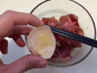 尝过就忘不了的好味道➕番茄滑蛋牛肉,一个鸡蛋不要倒完留一些蛋清加入牛肉中
