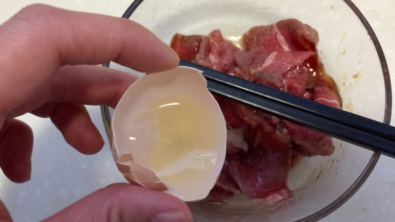 尝过就忘不了的好味道➕番茄滑蛋牛肉,一个鸡蛋不要倒完留一些蛋清加入牛肉中