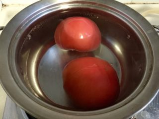 尝过就忘不了的好味道➕番茄滑蛋牛肉,坐锅烧水，水开放入番茄，关火，浸泡几分钟，方便去皮