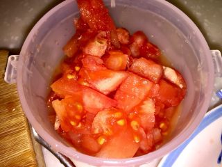 尝过就忘不了的好味道➕番茄滑蛋牛肉,其中一个番茄，取一半切小块