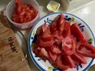 尝过就忘不了的好味道➕番茄滑蛋牛肉,剩下番茄切中等大小块，对比如图