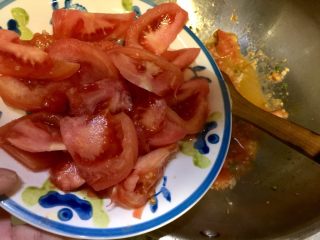 尝过就忘不了的好味道➕番茄滑蛋牛肉,转中火，加入番茄块，翻炒一分钟