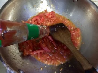 尝过就忘不了的好味道➕番茄滑蛋牛肉,加入一大勺番茄沙司，翻炒均匀，加入适量热水，没过番茄，比一半汤羹加的水要少，烧开后转小火，咕嘟两三分钟让番茄味道融入汤中