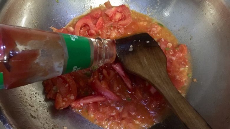 尝过就忘不了的好味道➕番茄滑蛋牛肉,加入一大勺<a style='color:red;display:inline-block;' href='/shicai/ 753'>番茄沙司</a>，翻炒均匀，加入适量热水，没过番茄，比一半汤羹加的水要少，烧开后转小火，咕嘟两三分钟让番茄味道融入汤中