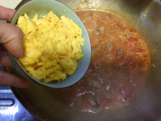 尝过就忘不了的好味道➕番茄滑蛋牛肉,加入滑蛋，小火再煮一分钟，即可出锅