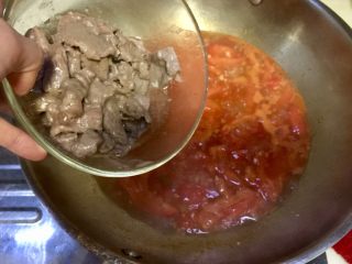 尝过就忘不了的好味道➕番茄滑蛋牛肉,加入牛肉片，小火炖煮三分钟让牛肉充分吸收汤汁味道，