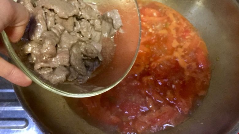 尝过就忘不了的好味道➕番茄滑蛋牛肉,加入牛肉片，小火炖煮三分钟让牛肉充分吸收汤汁味道，