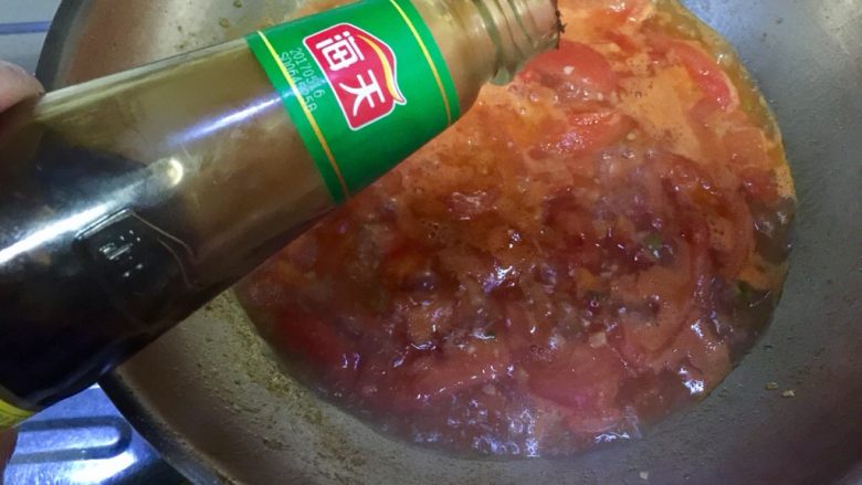 尝过就忘不了的好味道➕番茄滑蛋牛肉,加入一小勺蚝油拌匀