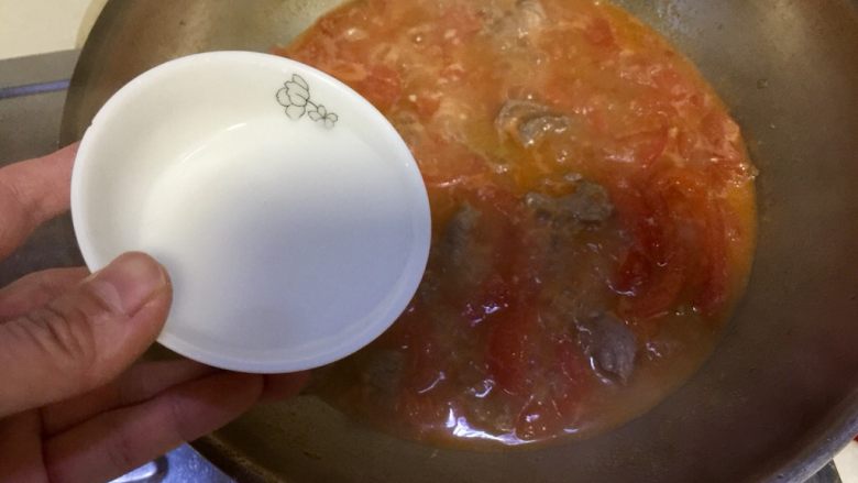 尝过就忘不了的好味道➕番茄滑蛋牛肉,加入剩下的水淀粉勾芡，中小火煮到汤汁浓郁