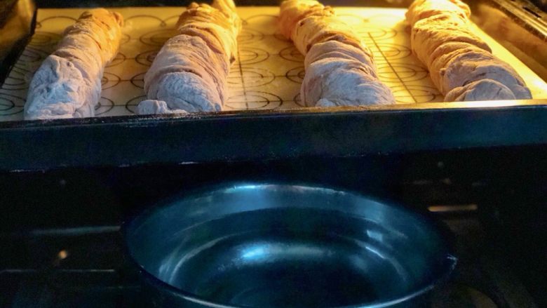 米歇尔可可面包,烤箱内放一碗热水，让面包坯在这种温暖、湿润、密闭的环境下进行最后一次发酵， 时间为40分钟。