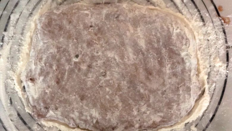 米歇尔可可面包,手上沾干粉，将面团拍成长方形面片，厚度约4cm。