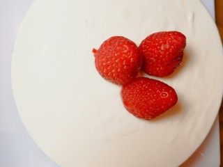 草莓奶酪慕斯蛋糕,冷藏四小时以上，用电吹风在蛋糕模侧面吹一到两圈，脱模取出蛋糕