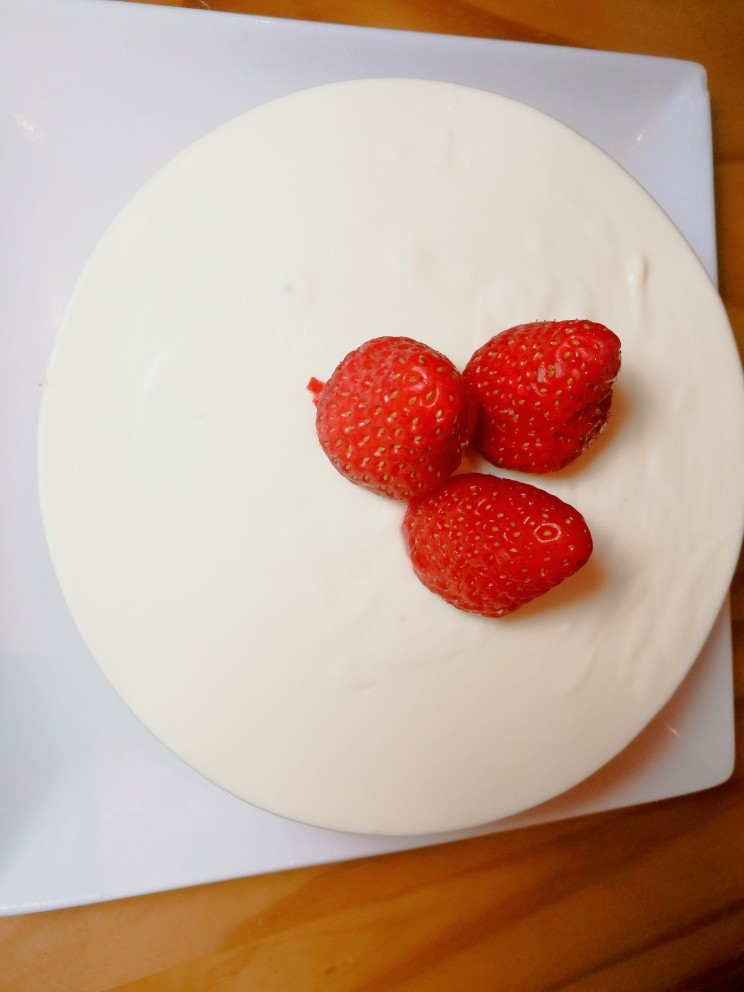 草莓奶酪慕斯蛋糕,冷藏四小时以上，用电吹风在蛋糕模侧面吹一到两圈，脱模取出蛋糕