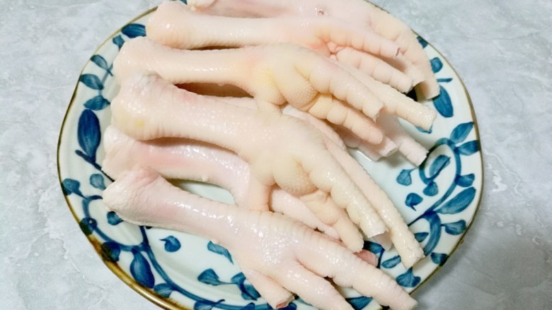 韩式辣酱鸡爪,将鸡爪剪去指甲。