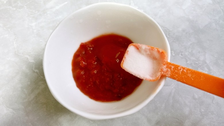 韩式辣酱鸡爪,加入适量的盐。