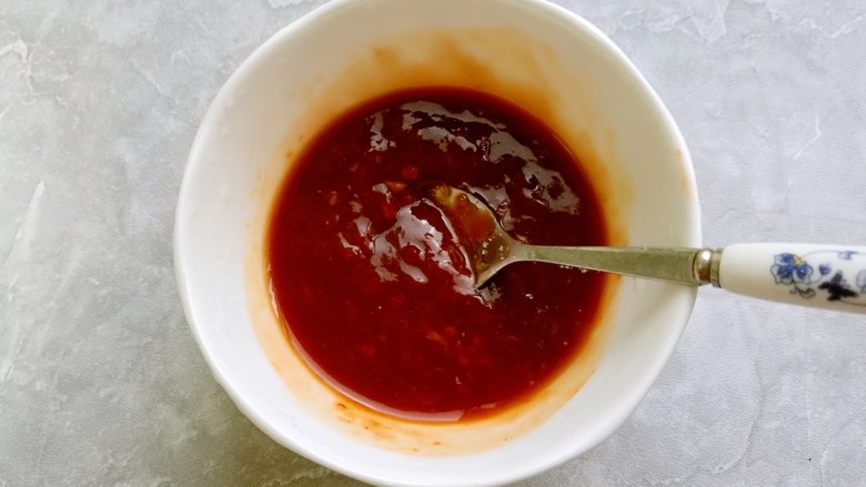 韩式辣酱鸡爪,用勺子搅拌均匀备用。