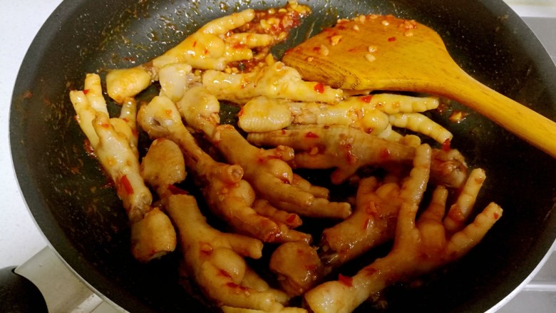 韩式辣酱鸡爪,用锅铲翻炒均匀。