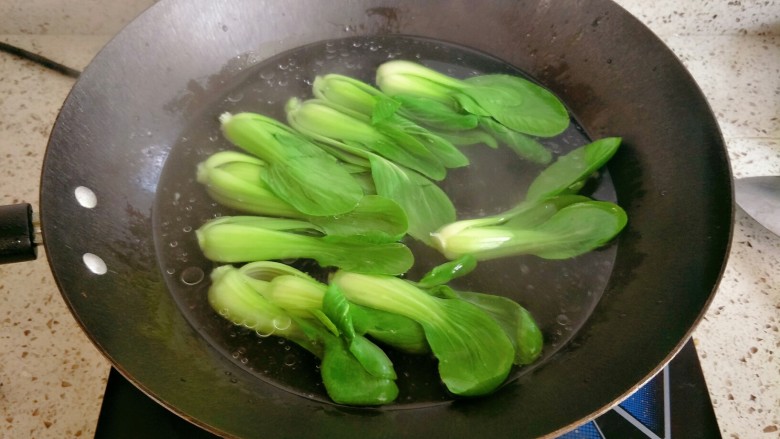 蚝油香菇,锅里水烧开，加入适量盐和食用油，放入青菜烫熟，或者也可以炒熟