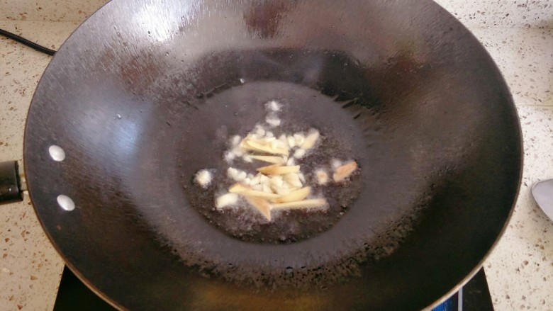 蚝油香菇,热锅下油，放入姜蒜炒香