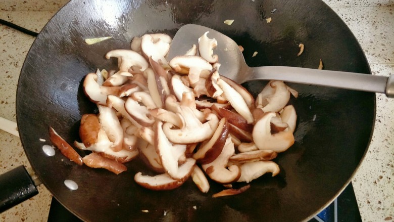 蚝油香菇,加入香菇片滑炒