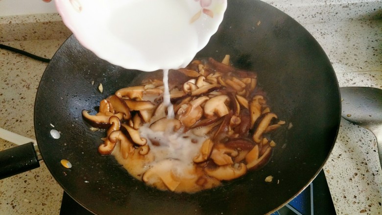 蚝油香菇,淀粉和少许清水调成水淀粉，香菇炒熟后，淋入水淀粉勾芡