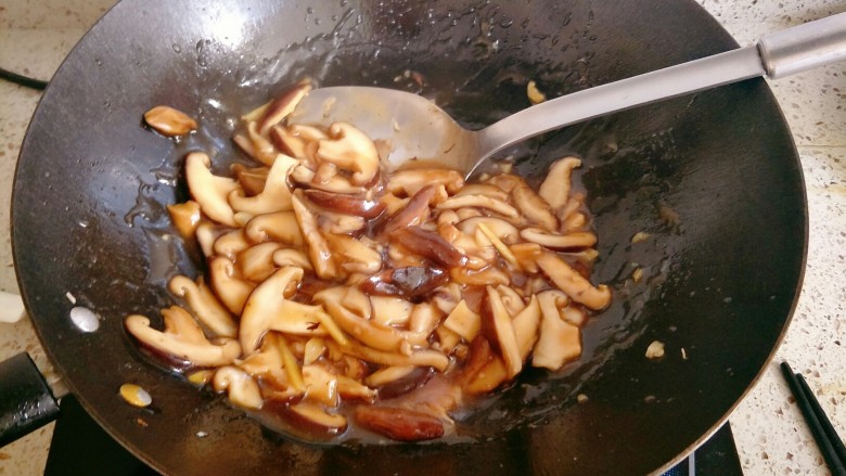 蚝油香菇,翻炒均匀出锅