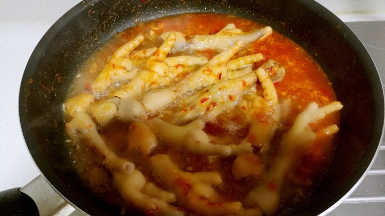 韩式辣酱鸡爪,用大火烧开，再转中火收汁。