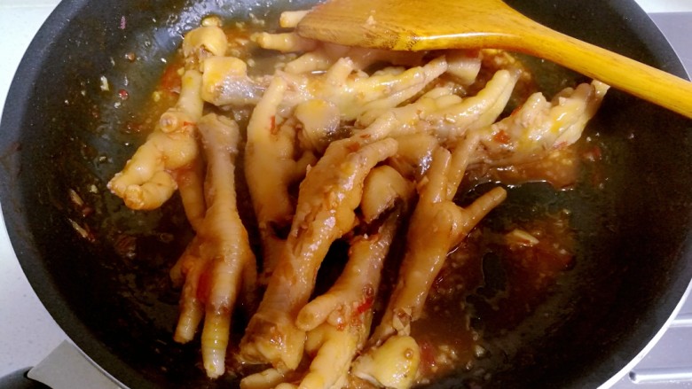 韩式辣酱鸡爪,收汁到自己满意的程度。