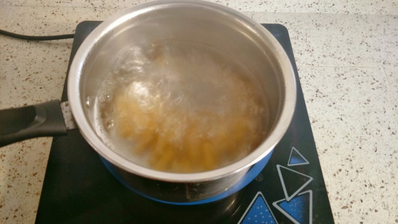 家庭菲力牛排,螺旋意面先放热水锅里煮熟备用